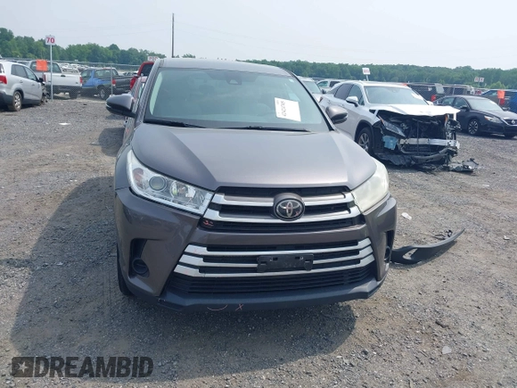 2018 Toyota Highlander LE z VIN 5TDBZRFH3JS841728, wystawiony jako IAAI lot #42424705 z przebiegiem 93 473 mil mil oraz . Historia ofert i sprzedaży dostępna na DreamBid. Obrazek 12.