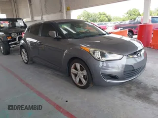2013 Hyundai Veloster w/Black Int z VIN KMHTC6AD6DU131842, wystawiony jako IAAI lot #42466880 z przebiegiem 191 844 mil mil oraz . Historia ofert i sprzedaży dostępna na DreamBid. Obrazek 1.
