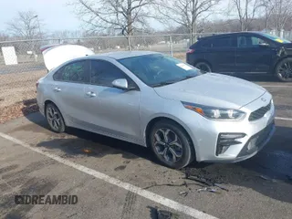 2019 Kia Forte LXS z VIN 3KPF24AD4KE095931, wystawiony jako IAAI lot #41641168 z przebiegiem 88 384 mil mil oraz . Historia ofert i sprzedaży dostępna na DreamBid. Obrazek 1.
