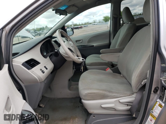 2011 Toyota Sienna z VIN 5TDZK3DC3BS016426, wystawiony jako Copart lot #57070075 z przebiegiem 270 749 mil mil oraz Szkoda całkowita • Salvage title. Historia ofert i sprzedaży dostępna na DreamBid. Obrazek 7.