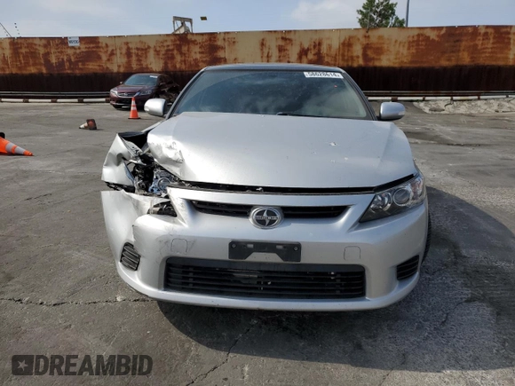2013 Scion tC z VIN JTKJF5C70D3045008, wystawiony jako Copart lot #58628614 z przebiegiem 130 739 mil mil oraz Szkody całkowita. Historia ofert i sprzedaży dostępna na DreamBid. Obrazek 5.