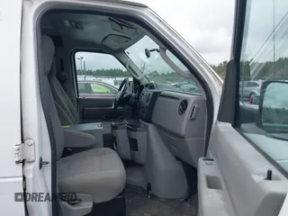 2011 Ford Econoline Cargo Commercial z VIN 1FTNE2EL3BDA19868, wystawiony jako IAAI lot #41973985 z przebiegiem 128 980 mil mil oraz . Historia ofert i sprzedaży dostępna na DreamBid. Obrazek 5.
