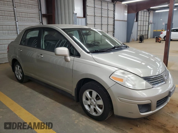 2009 Nissan Versa S z VIN 3N1BC11E69L406027, wystawiony jako Copart lot #50904135 z przebiegiem 163 718 mil mil oraz Szkoda całkowita • Salvage title. Historia ofert i sprzedaży dostępna na DreamBid. Obrazek 4.