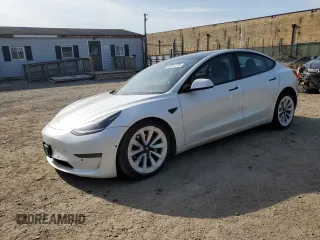 2021 Tesla Model 3 Standard Range Plus z VIN 5YJ3E1EAXMF870285, wystawiony jako Copart lot #53251375 z przebiegiem 64 085 mil mil oraz Szkody całkowita. Historia ofert i sprzedaży dostępna na DreamBid. Obrazek 1.
