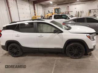 2024 GMC Terrain SLE z VIN 3GKALTEG8RL211776, wystawiony jako IAAI lot #41901624 z przebiegiem 14 287 mil mil oraz . Historia ofert i sprzedaży dostępna na DreamBid. Obrazek 13.