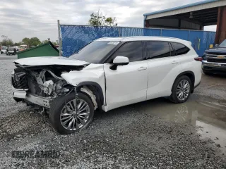 2024 Toyota Highlander LE z VIN 5TDKDRAH7RS534063, wystawiony jako Copart lot #48020275 z przebiegiem 21 712 mil mil oraz Szkoda całkowita • Salvage title. Historia ofert i sprzedaży dostępna na DreamBid. Obrazek 1.