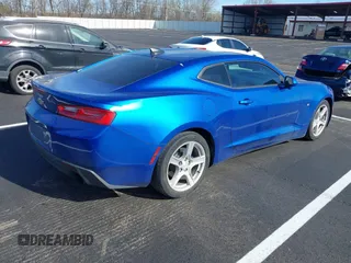 2017 Chevrolet Camaro 1LT z VIN 1G1FB1RX5H0103123, wystawiony jako IAAI lot #41801944 z przebiegiem 179 495 mil mil oraz . Historia ofert i sprzedaży dostępna na DreamBid. Obrazek 4.