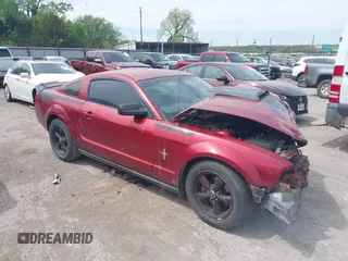 2007 Ford Mustang Deluxe z VIN 1ZVHT80N775245084, wystawiony jako IAAI lot #42055845 z przebiegiem Nie podano mil oraz . Historia ofert i sprzedaży dostępna na DreamBid. Obrazek 1.