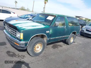 1986 Chevrolet Blazer z VIN 1G8CT18R5G8107497, wystawiony jako IAAI lot #41857104 z przebiegiem 220 287 mil mil oraz . Historia ofert i sprzedaży dostępna na DreamBid. Obrazek 2.
