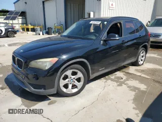 2014 BMW X1 sDrive28i z VIN WBAVM1C51EVW48221, wystawiony jako Copart lot #52322495 z przebiegiem 120 292 mil mil oraz Szkody całkowita. Historia ofert i sprzedaży dostępna na DreamBid. Obrazek 1.