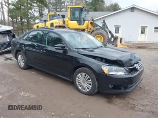 2014 Volkswagen Passat S z VIN 1VWAP7A35EC011791, wystawiony jako IAAI lot #41946261 z przebiegiem 172 225 mil mil oraz . Historia ofert i sprzedaży dostępna na DreamBid. Obrazek 1.