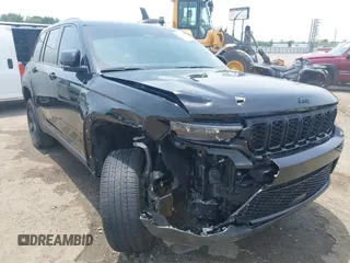 2023 Jeep Grand Cherokee Laredo z VIN 1C4RJGAG7PC648078, wystawiony jako IAAI lot #42474047 z przebiegiem 25 663 mil mil oraz . Historia ofert i sprzedaży dostępna na DreamBid. Obrazek 6.