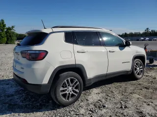 2020 Jeep Compass North z VIN 3C4NJDBB7LT228982, wystawiony jako Copart lot #55665605 z przebiegiem 33 715 mil mil oraz Szkoda całkowita • Salvage title. Historia ofert i sprzedaży dostępna na DreamBid. Obrazek 3.