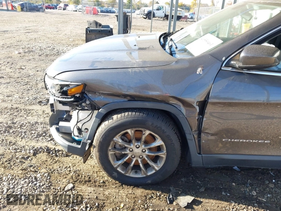 2019 Jeep Cherokee Latitude Plus with VIN 1C4PJMLB1KD101186, listed as a IAAI auction lot 40550461 with 73,986 mi miles. Bid and sale history available at carsss.com. Image 18.