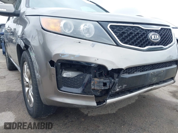 2013 Kia Sorento SX z VIN 5XYKW4A23DG400942, wystawiony jako IAAI lot #42185267 z przebiegiem 162 209 mil mil oraz . Historia ofert i sprzedaży dostępna na DreamBid. Obrazek 19.