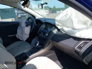 2015 Ford Focus Titanium z VIN 1FADP3N25FL291844, wystawiony jako IAAI lot #42383067 z przebiegiem 82 545 mil mil oraz . Historia ofert i sprzedaży dostępna na DreamBid. Obrazek 5.