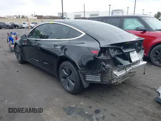 2020 Tesla Model 3 Long Range z VIN 5YJ3E1EB8LF790197, wystawiony jako IAAI lot #42053433 z przebiegiem 73 006 mil mil oraz . Historia ofert i sprzedaży dostępna na DreamBid. Obrazek 3.