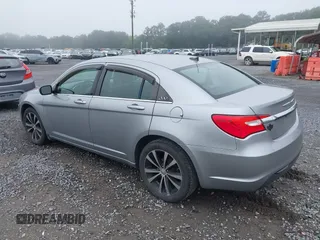 2013 Chrysler 200 Touring z VIN 1C3CCBBG7DN715834, wystawiony jako IAAI lot #42375780 z przebiegiem 157 484 mil mil oraz . Historia ofert i sprzedaży dostępna na DreamBid. Obrazek 3.