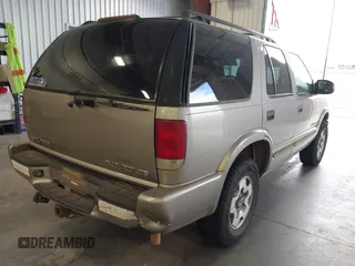 2002 Chevrolet Blazer LS z VIN 1GNDT13WX2K182268, wystawiony jako IAAI lot #41872743 z przebiegiem 135 008 mil mil oraz . Historia ofert i sprzedaży dostępna na DreamBid. Obrazek 4.