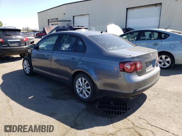 2010 Volkswagen Jetta SE z VIN 3VWRX7AJ4AM129714, wystawiony jako Copart lot #52975835 z przebiegiem 166 554 mil mil oraz Szkoda całkowita • Salvage title. Historia ofert i sprzedaży dostępna na DreamBid. Obrazek 2.