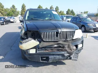 2005 Lincoln Navigator Luxury z VIN 5LMFU27505LJ07799, wystawiony jako IAAI lot #42426206 z przebiegiem 234 366 mil mil oraz . Historia ofert i sprzedaży dostępna na DreamBid. Obrazek 6.