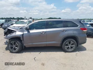 2018 Toyota Highlander LE z VIN 5TDZARFH1JS038079, wystawiony jako IAAI lot #42369968 z przebiegiem 83 706 mil mil oraz . Historia ofert i sprzedaży dostępna na DreamBid. Obrazek 13.