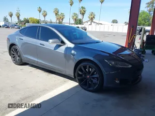 2013 Tesla Model S z VIN 5YJSA1AG9DFP08729, wystawiony jako IAAI lot #42337608 z przebiegiem 63 267 mil mil oraz . Historia ofert i sprzedaży dostępna na DreamBid. Obrazek 1.