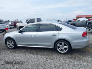2014 Volkswagen Passat SEL Premium z VIN 1VWCN7A34EC091762, wystawiony jako IAAI lot #41769129 z przebiegiem 106 779 mil mil oraz . Historia ofert i sprzedaży dostępna na DreamBid. Obrazek 14.