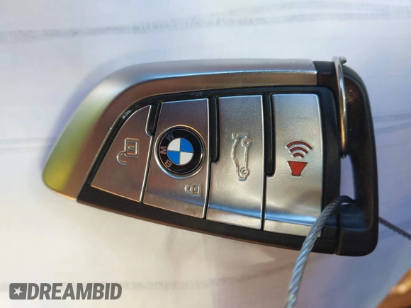 2023 BMW 5 Series 530e z VIN WBA13AG02PCM95685, wystawiony jako IAAI lot #41403195 z przebiegiem Nie podano mil oraz . Historia ofert i sprzedaży dostępna na DreamBid. Obrazek 11.