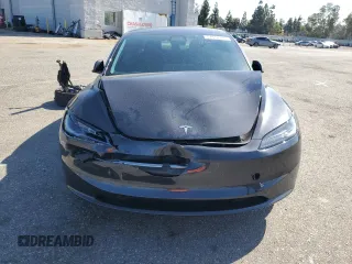 2025 Tesla Model 3 Long Range z VIN 5YJ3E1EB0SF986178, wystawiony jako Copart lot #57612115 z przebiegiem Nie podano mil oraz Szkoda całkowita • Salvage title. Historia ofert i sprzedaży dostępna na DreamBid. Obrazek 5.