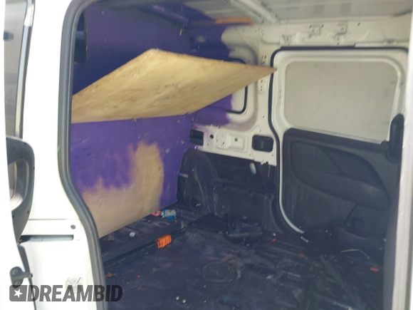 2017 Ram ProMaster City Cargo Tradesman z VIN ZFBERFAB9H6D25646, wystawiony jako IAAI lot #42258881 z przebiegiem 92 286 mil mil oraz . Historia ofert i sprzedaży dostępna na DreamBid. Obrazek 8.