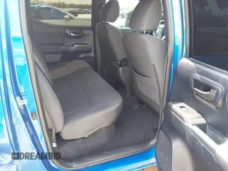 2018 Toyota Tacoma SR5 z VIN 5TFAZ5CN2JX064452, wystawiony jako IAAI lot #41945468 z przebiegiem 132 450 mil mil oraz . Historia ofert i sprzedaży dostępna na DreamBid. Obrazek 8.