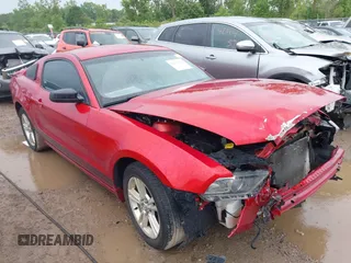 2013 Ford Mustang V6 z VIN 1ZVBP8AM6D5266696, wystawiony jako IAAI lot #42472212 z przebiegiem 144 914 mil mil oraz . Historia ofert i sprzedaży dostępna na DreamBid. Obrazek 1.
