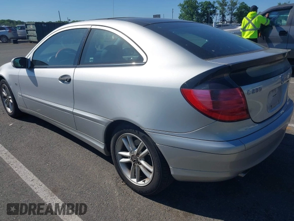 2003 Mercedes-Benz C 230 Kompressor z VIN WDBRN40J73A485209, wystawiony jako IAAI lot #42304130 z przebiegiem 66 209 mil mil oraz . Historia ofert i sprzedaży dostępna na DreamBid. Obrazek 3.