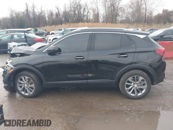 2023 Buick Encore GX Essence z VIN KL4MMGSL7PB104001, wystawiony jako IAAI lot #41102851 z przebiegiem 32 766 mil mil oraz . Historia ofert i sprzedaży dostępna na DreamBid. Obrazek 15.