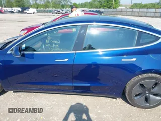 2018 Tesla Model 3 Long Range Battery z VIN 5YJ3E1EB0JF064945, wystawiony jako IAAI lot #42198286 z przebiegiem 35 112 mil mil oraz . Historia ofert i sprzedaży dostępna na DreamBid. Obrazek 15.