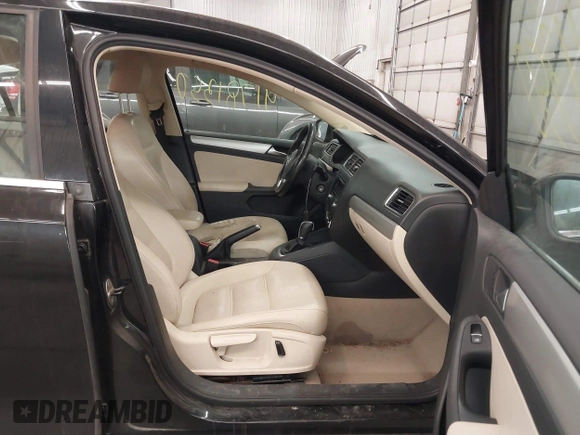 2013 Volkswagen Jetta Sedan SE with VIN 3VWDP7AJ3DM388564, listed as a IAAI auction lot 41781350 with 255,357 mi miles. Bid and sale history available at carsss.com. Image 5.