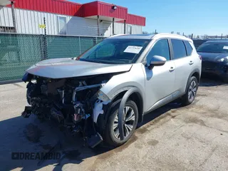 2023 Nissan Rogue SV z VIN 5N1BT3BA5PC813992, wystawiony jako IAAI lot #41737630 z przebiegiem 16 033 mil mil oraz . Historia ofert i sprzedaży dostępna na DreamBid. Obrazek 2.