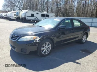 2010 Toyota Camry z VIN 4T1BF3EK6AU102136, wystawiony jako Copart lot #50621415 z przebiegiem 153 770 mil mil oraz Szkoda całkowita • Salvage title. Historia ofert i sprzedaży dostępna na DreamBid. Obrazek 1.
