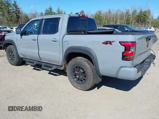 2022 Nissan Frontier SV z VIN 1N6ED1EKXNN659026, wystawiony jako IAAI lot #42050476 z przebiegiem 26 183 mil mil oraz . Historia ofert i sprzedaży dostępna na DreamBid. Obrazek 3.