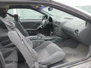 1999 Pontiac Firebird Firebird z VIN 2G2FS22K2X2232076, wystawiony jako IAAI lot #42147131 z przebiegiem 106 375 mil mil oraz . Historia ofert i sprzedaży dostępna na DreamBid. Obrazek 5.