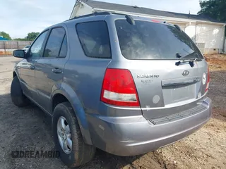 2006 Kia Sorento LX z VIN KNDJD733565594023, wystawiony jako IAAI lot #42375621 z przebiegiem 129 468 mil mil oraz . Historia ofert i sprzedaży dostępna na DreamBid. Obrazek 3.