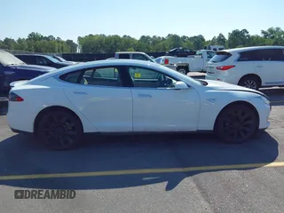 2013 Tesla Model S Performance с VIN 5YJSA1CP1DFP06681, выставлен на аукционе IAAI как лот 42438892 с пробегом 108 926 миль миль и . История ставок и продаж доступна на DreamBid. Изображение 13.