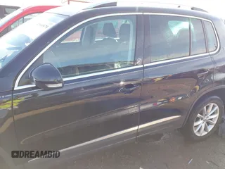 2017 Volkswagen Tiguan Wolfsburg Edition z VIN WVGSV7AXXHK007144, wystawiony jako IAAI lot #41810979 z przebiegiem 125 363 mil mil oraz . Historia ofert i sprzedaży dostępna na DreamBid. Obrazek 15.