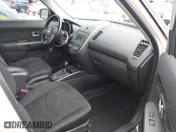 2013 Kia Soul + z VIN KNDJT2A63D7756770, wystawiony jako IAAI lot #41528323 z przebiegiem 124 423 mil mil oraz . Historia ofert i sprzedaży dostępna na DreamBid. Obrazek 5.