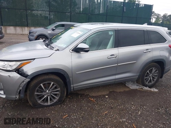 2018 Toyota Highlander SE z VIN 5TDJZRFH6JS545680, wystawiony jako IAAI lot #42548969 z przebiegiem 43 622 mil mil oraz . Historia ofert i sprzedaży dostępna na DreamBid. Obrazek 14.
