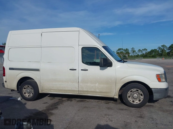2013 Nissan NV Cargo SV z VIN 1N6BF0LY9DN114044, wystawiony jako IAAI lot #39906440 z przebiegiem 238 850 mil mil oraz . Historia ofert i sprzedaży dostępna na DreamBid. Obrazek 12.