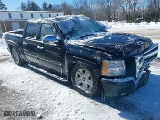 2010 Chevrolet Silverado 1500 LT with VIN 3GCRKSE38AG257341, listed as a IAAI auction lot 41592371 with 136,872 mi miles. Bid and sale history available at carsss.com. Image 1.