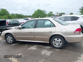 2002 Honda Accord EX z VIN 1HGCG16582A073438, wystawiony jako IAAI lot #42109802 z przebiegiem 172 379 mil mil oraz . Historia ofert i sprzedaży dostępna na DreamBid. Obrazek 14.