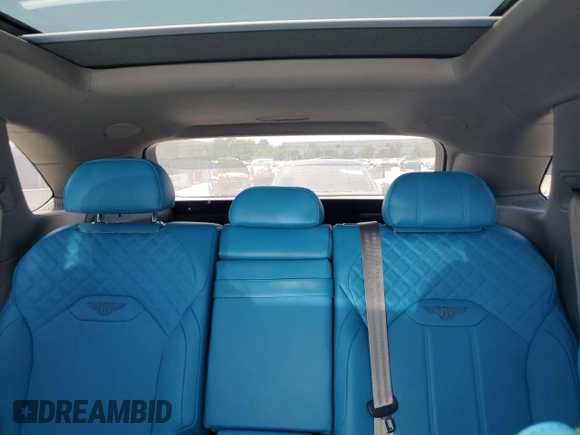 2022 Bentley Bentayga V8 z VIN SJAAM2ZV9NC011752, wystawiony jako Copart lot #54847785 z przebiegiem Nie podano mil oraz Nie do naprawy. Historia ofert i sprzedaży dostępna na DreamBid. Obrazek 10.